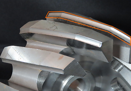 耐摩耗性の必要な箇所に鋳造溶接法で肉盛溶接(溶接前:赤枠部分)