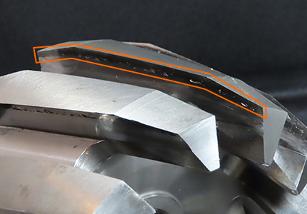 耐摩耗性の必要な箇所に鋳造溶接法で肉盛溶接(溶接後:赤色部分)