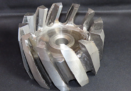 (従来品)従来品では、溶接部の粗さが目立ちます