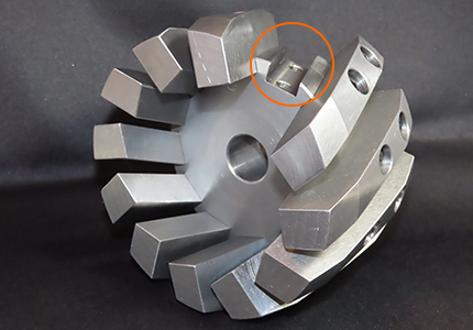 刃先パーツの差し込み口は、逆テーパー形状で抜け防止。刃先パーツはボルトで固定